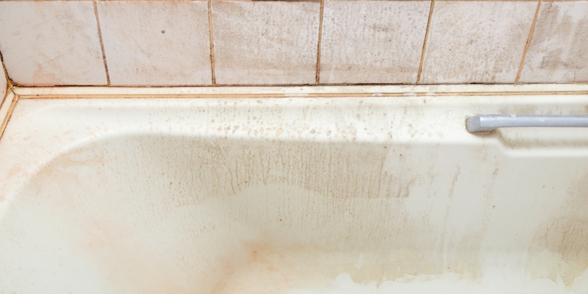 Goodbye Yellow Stains: A Guide to a Sparkling Clean Bathtub 2